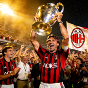 AC米兰传奇后卫保罗·马尔蒂尼举起冠军奖杯