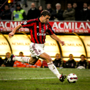 AC米兰传奇前锋安德烈·舍甫琴科射门瞬间